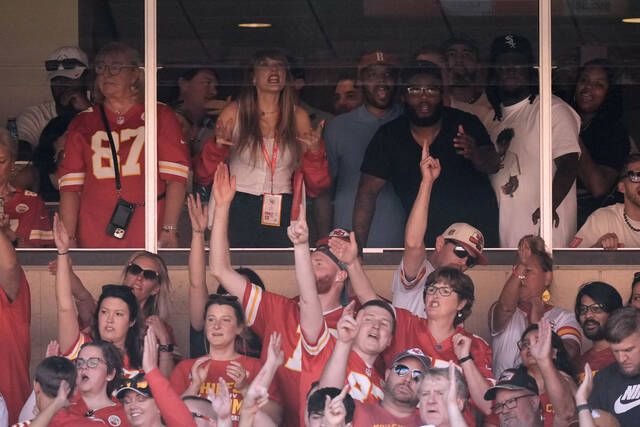 Taylor Swift Cheers on Travis Kelce at Chiefs-Jets