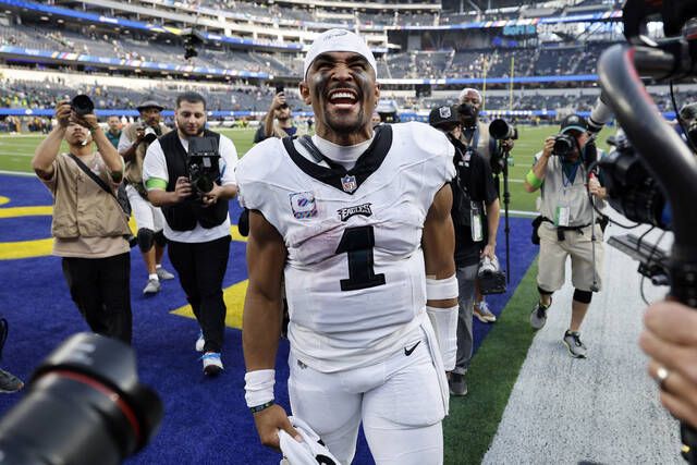 Chicago, United States. 18th Dec, 2022. Philadelphia Eagles quarterback  Jalen Hurts (1) hands off the ball to Philadelphia Eagles running back  Miles Sanders (26) during a game against the Chicago Bears at