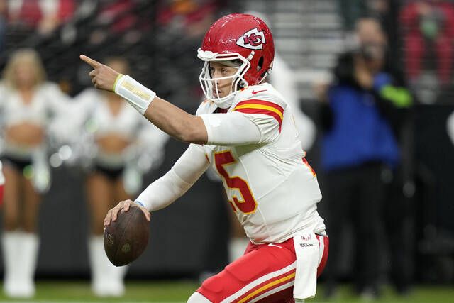 Patrick Mahomes throws 2 TDs, Chiefs rally from 14 down to beat Raiders  31-17 - Times Leader