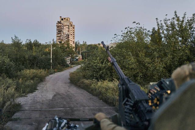 Український військовий сидить на своєму посту в Авдіївці, Донецька область, Україна, 18 серпня 2023 року. AP Photo